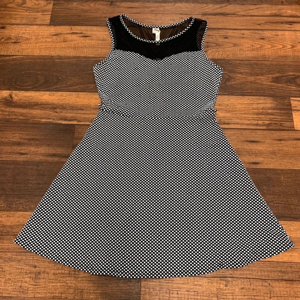 Andrea Missy Textured Dress Fit and Flare Sleeveless Size L Stretch Black White